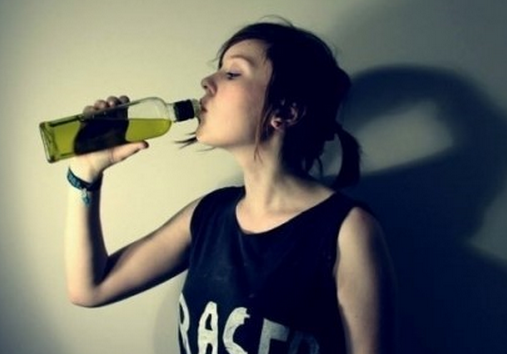 無論喝什么酒都要適量-喝酒能延壽是真假?