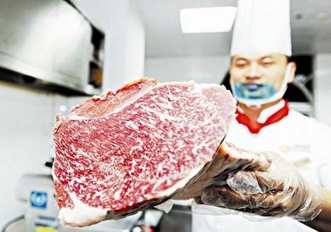餐桌上的奢飾品天價(jià)牛肉:武漢雪花牛肉每斤售價(jià)近2千,賣出1頭?少I寶馬車