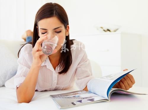 早上起床喝什么水好?早上起床空腹千萬(wàn)別喝這些水