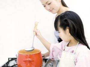 早喝水午喝湯睡前要喝蜜，湯湯水水補(bǔ)充元?dú)? /></a> </div>
                  <div   id=