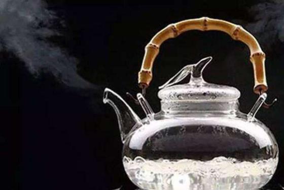 不喝過夜水,白開水要沸騰三分鐘,燒水杜絕重復煮沸
