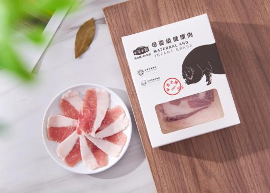 餐桌上闖入一頭半草半糧豬 所有人放心的拿起了筷子