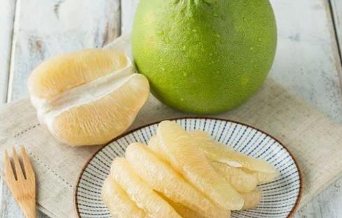 柚子是酸的怎么才能變甜?吃柚子皮上火還是降火的?