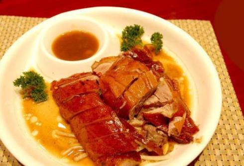 燒鴨跟烤鴨哪一個(gè)好吃?北京烤鴨和廣東燒鴨的吃法