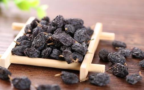 黑枸杞泡水后有顏色可以喝嗎 黑枸杞子泡水什么顏色的好
