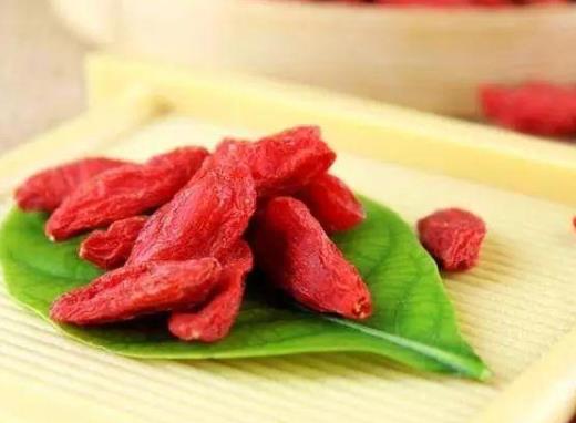 枸杞和冰糖一起泡水喝有什么好處?枸杞可以長(zhǎng)期泡在酒里嗎?