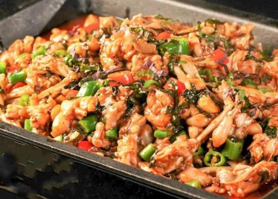 什么季節(jié)吃牛蛙最好?牛蛙與田雞有啥區(qū)別?