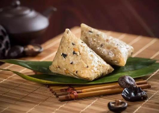 粽子煮好可以放鍋里3小時(shí)嗎?粽子帶葉子能用微波爐加熱嗎