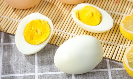 健身吃雞蛋到底吃不吃蛋黃 蛋黃發(fā)黑的是什么原因