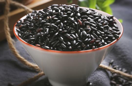 黑米可以天天吃嗎 黑米泡水掉色正常嗎