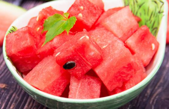 冰西瓜和辣條一起吃后會(huì)怎么樣 冰西瓜會(huì)上火嗎