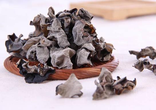 木耳泡開生吃有害嗎?熱水泡發(fā)木耳好不好?