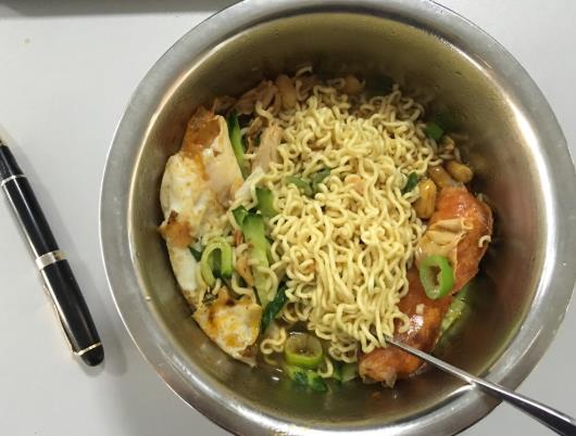 泡面是泡著吃熱量高還是干吃熱量高?吃泡面該不該喝湯?