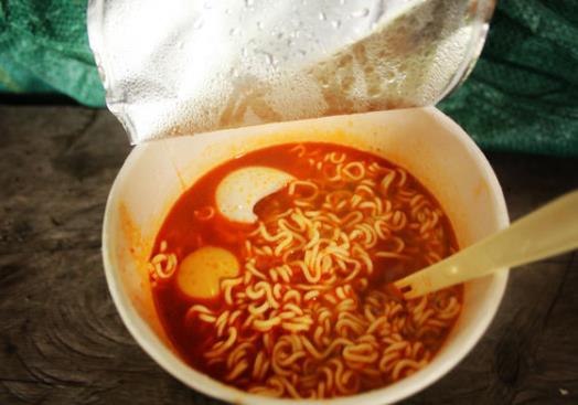 泡面是泡著吃熱量高還是干吃熱量高?吃泡面該不該喝湯?