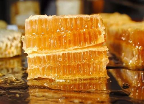 土蜂蜜后味發(fā)苦正常嗎?蜂蜜用冷水沖是什么效果?