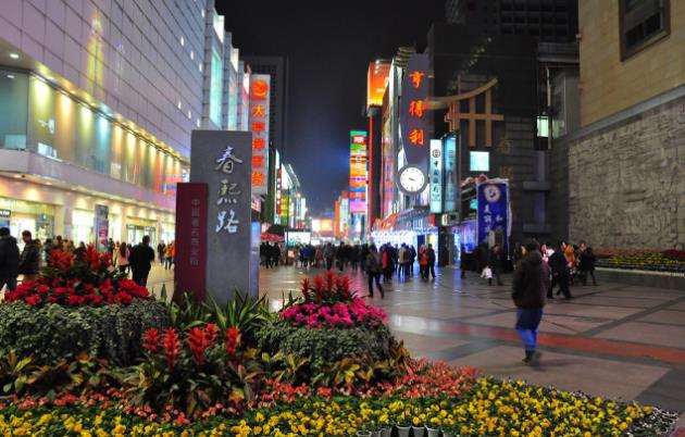 春熙路豪門來襲,邂逅賓利紅酒高奢風(fēng)采