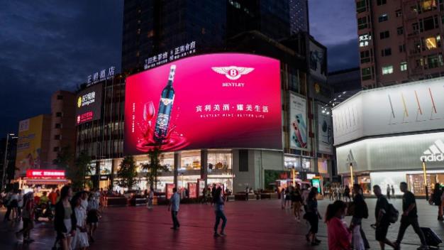春熙路豪門來襲,邂逅賓利紅酒高奢風(fēng)采