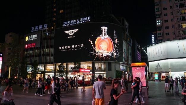 春熙路豪門來襲,邂逅賓利紅酒高奢風(fēng)采
