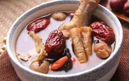 當(dāng)歸黃芪黨參燉雞湯會(huì)上火嗎 當(dāng)歸黃芪黨參燉雞湯男人可以喝嗎