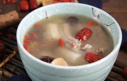 當(dāng)歸黃芪黨參燉雞湯會(huì)上火嗎 當(dāng)歸黃芪黨參燉雞湯男人可以喝嗎
