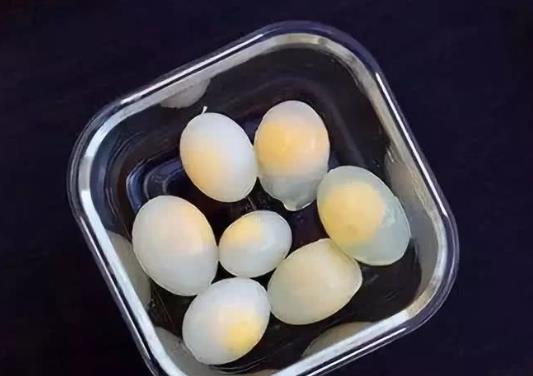 鴿子蛋可以用開水加紅糖嗎?鴿子蛋煮出來是什么顏色