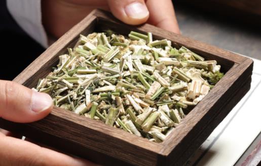益母草熬水加紅糖喝的功效 益母草不良反應(yīng)有哪些
