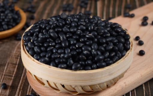 女性一天吃多少黑豆好 經(jīng)常吃黑豆會(huì)長斑嗎