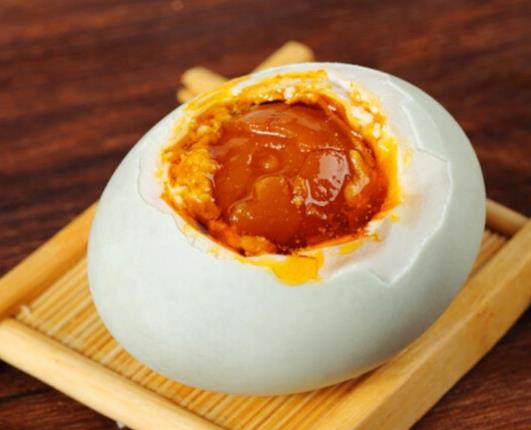 咸鴨蛋蛋黃里面有黑色的是什么東西?咸鴨蛋有點(diǎn)臭味怎么去掉