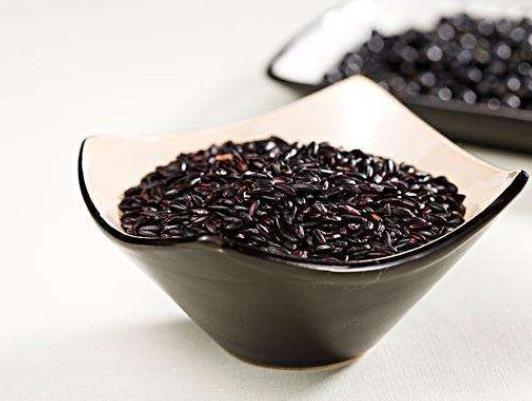 黑米一泡掉色正常嗎?黑米要泡多久才能煮粥