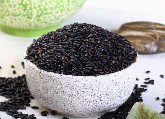 黑米一泡掉色正常嗎?黑米要泡多久才能煮粥