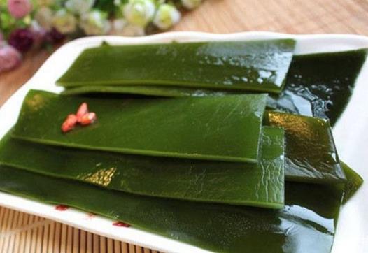 甲醛泡過(guò)的海帶是什么樣子的?海帶有一股福爾馬林味道能吃嗎