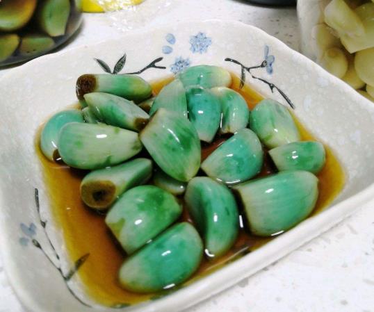 臘八蒜越泡越白還能吃嗎?臘八蒜褪色了怎么辦
