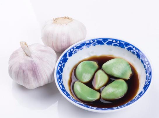臘八蒜切除根部發(fā)黑的地方還能吃嗎?臘八蒜為什么會(huì)褪色