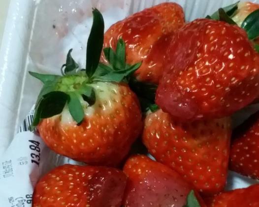 草莓紅的不均勻還能吃嗎?草莓又酸又硬怎么辦