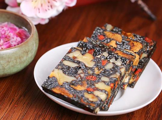 阿膠糕粘牙好還是不粘牙好?阿膠糕下面墊的紙是什么紙