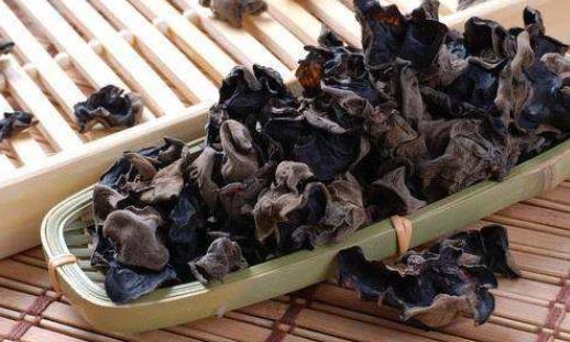 木耳可以治便秘嗎?木耳發(fā)白正常嗎?