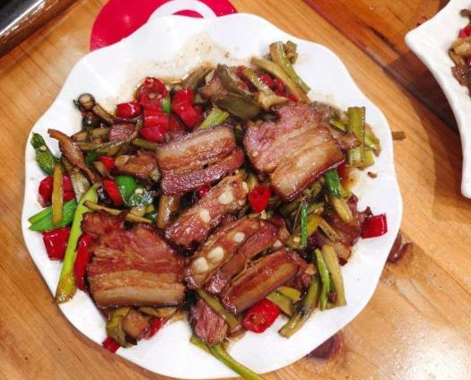臘肉要曬太陽(yáng)還是陰干?用洗潔精洗過(guò)的臘肉可以吃嗎