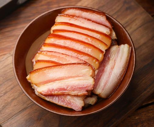 曬臘肉表面一層白色還能吃嗎?曬臘肉要洗干凈再曬嗎