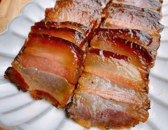 曬臘肉冬季晚上要收起來(lái)嗎?臘肉表面有一層白色是什么