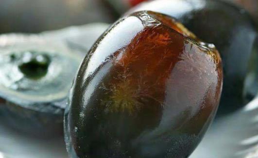 皮蛋上為什么有雪花一樣的紋 皮蛋上的黑點(diǎn)是發(fā)霉嗎