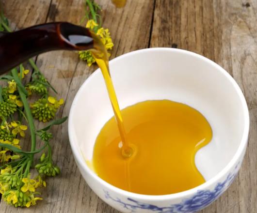菜籽油是什么植物做的?菜籽油變成白色的還能食用嗎