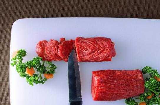 牛肉上有綠色熒光正常嗎?生牛肉變綠了還能吃嗎?