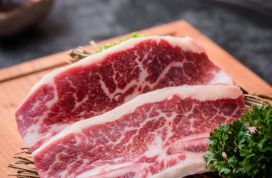 牛肉上有綠色熒光正常嗎?生牛肉變綠了還能吃嗎?