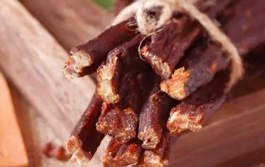 為什么牛肉干上有白點(diǎn)?吃牛肉干有什么功效?
