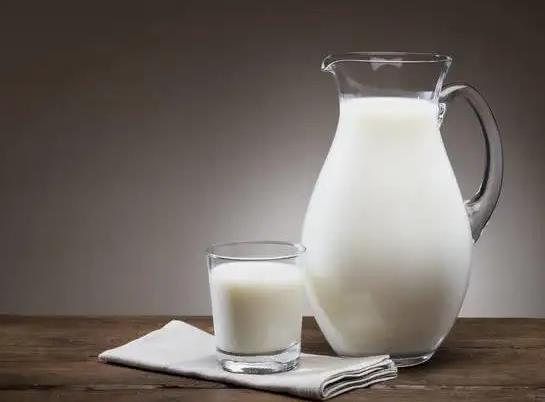 孩子喝高鈣牛奶好還是純牛奶好?早中晚什么時候喝牛奶好