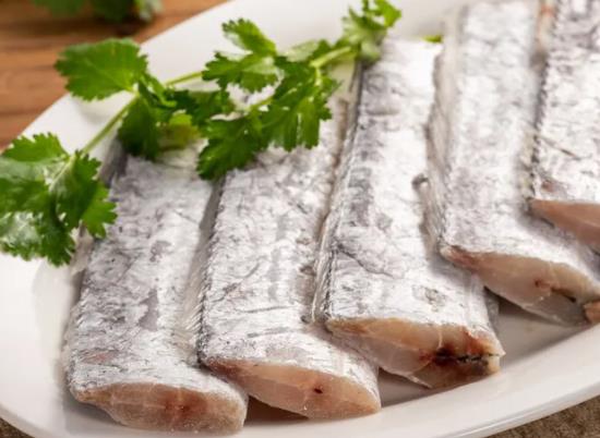 怎么挑選帶魚(yú)好不好?怎么樣洗帶魚(yú)身上銀色