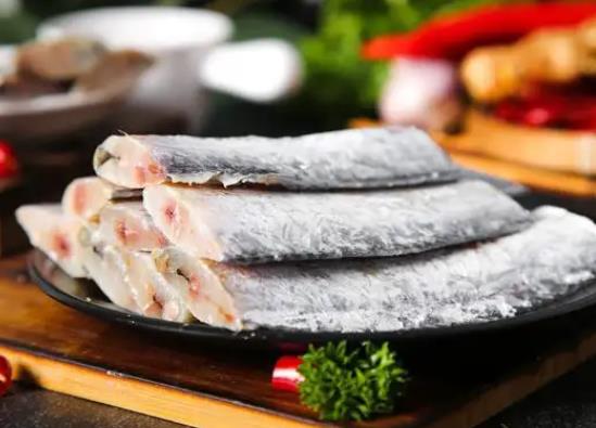 怎么挑選帶魚(yú)好不好?怎么樣洗帶魚(yú)身上銀色