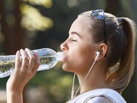 堿性水是蘇打水嗎?堿性水燒開了喝對身體有害嗎
