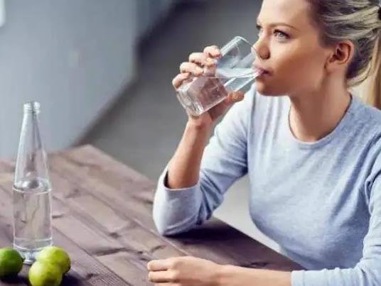 堿性水是蘇打水嗎?堿性水燒開了喝對身體有害嗎