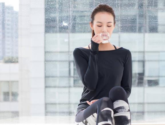 喝多少水清洗腎臟 喝水有沒(méi)有上限 晚上喝水好不好